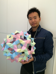 吳俊熙博士手中拿著Bucky Ball